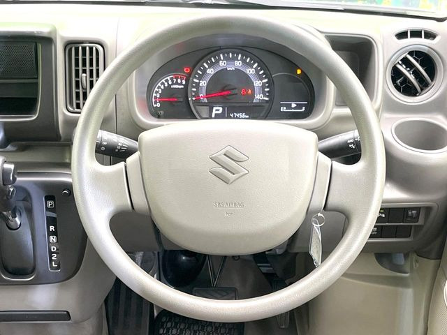 �C���e���A�ɍ��킹���f�U�C���̃X�e�A�����O�́A�^�]�������̂��Ƃ��l���A�^�]���₷���`��A�傫���ł��B�����x�A���ۂɐG���Ă��m���߂��������B