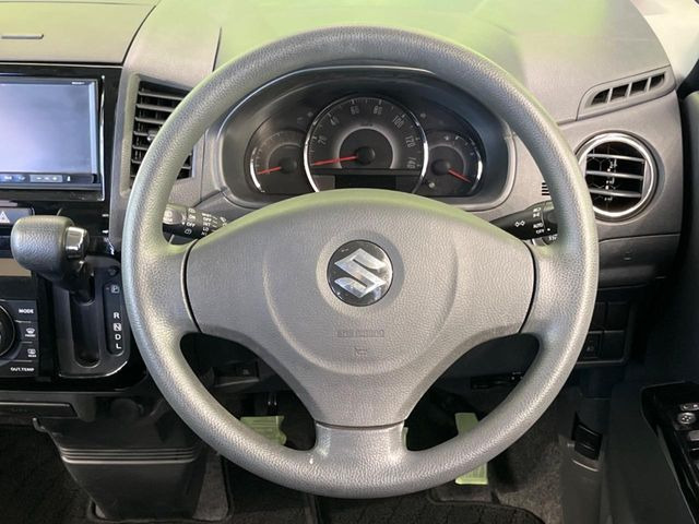 �C���e���A�ɍ��킹���f�U�C���̃X�e�A�����O�́A�^�]�������̂��Ƃ��l���A�^�]���₷���`��A�傫���ł��B�����x�A���ۂɐG���Ă��m���߂��������B