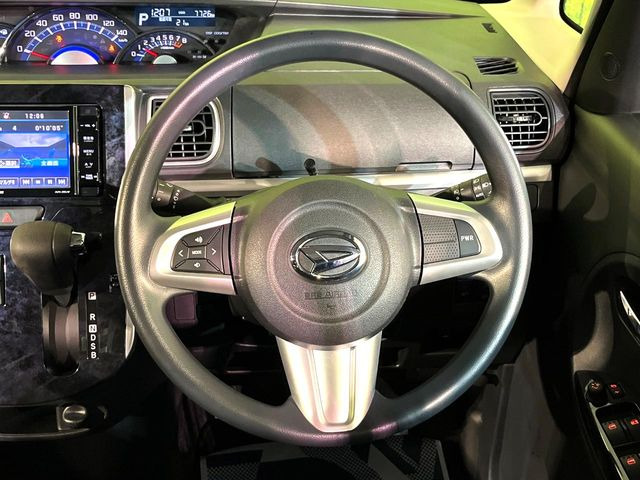 �C���e���A�ɍ��킹���f�U�C���̃X�e�A�����O�́A�^�]�������̂��Ƃ��l���A�^�]���₷���`��A�傫���ł��B�����x�A���ۂɐG���Ă��m���߂��������B