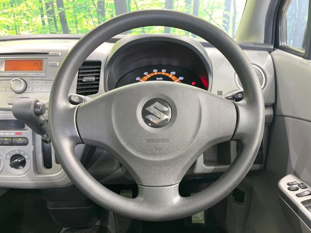 �C���e���A�ɍ��킹���f�U�C���̃X�e�A�����O�́A�^�]�������̂��Ƃ��l���A�^�]���₷���`��A�傫���ł��B�����x�A���ۂɐG���Ă��m���߂��������B