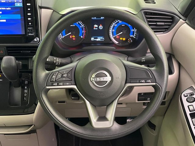 �C���e���A�ɍ��킹���f�U�C���̃X�e�A�����O�́A�^�]�������̂��Ƃ��l���A�^�]���₷���`��A�傫���ł��B�����x�A���ۂɐG���Ă��m���߂��������B