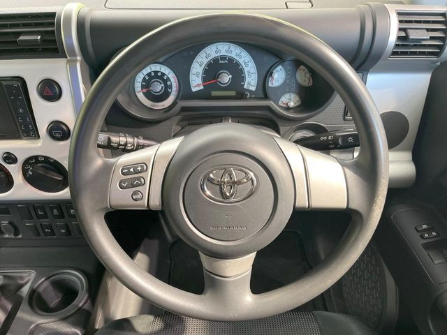 �C���e���A�ɍ��킹���f�U�C���̃X�e�A�����O�́A�^�]�������̂��Ƃ��l���A�^�]���₷���`��A�傫���ł��B�����x�A���ۂɐG���Ă��m���߂��������B