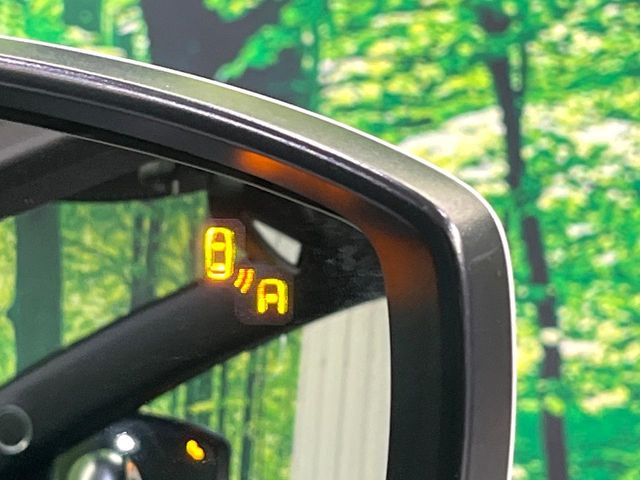 【ブラインドスポットモニタリング】走行中、ドアミラーの死角になりやすい箇所に後続車が接近するとサイドミラー付近に警告を表示、ドライバーに注意喚起をしてくれます。