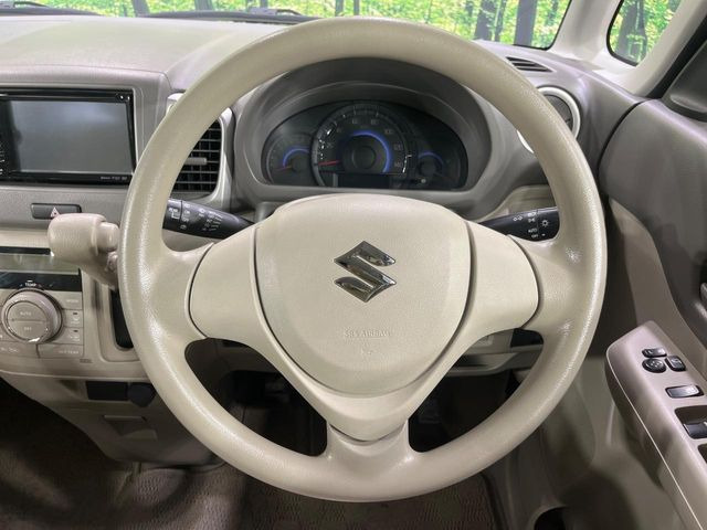 �C���e���A�ɍ��킹���f�U�C���̃X�e�A�����O�́A�^�]�������̂��Ƃ��l���A�^�]���₷���`��A�傫���ł��B�����x�A���ۂɐG���Ă��m���߂��������B