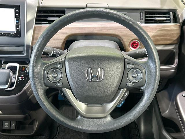 �C���e���A�ɍ��킹���f�U�C���̃X�e�A�����O�́A�^�]�������̂��Ƃ��l���A�^�]���₷���`��A�傫���ł��B�����x�A���ۂɐG���Ă��m���߂��������B