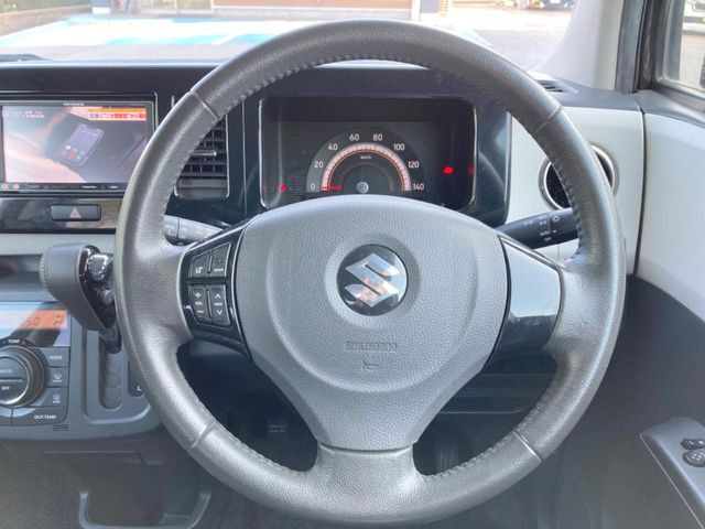 �C���e���A�ɍ��킹���f�U�C���̃X�e�A�����O�́A�^�]�������̂��Ƃ��l���A�^�]���₷���`��A�傫���ł��B�����x�A���ۂɐG���Ă��m���߂��������B
