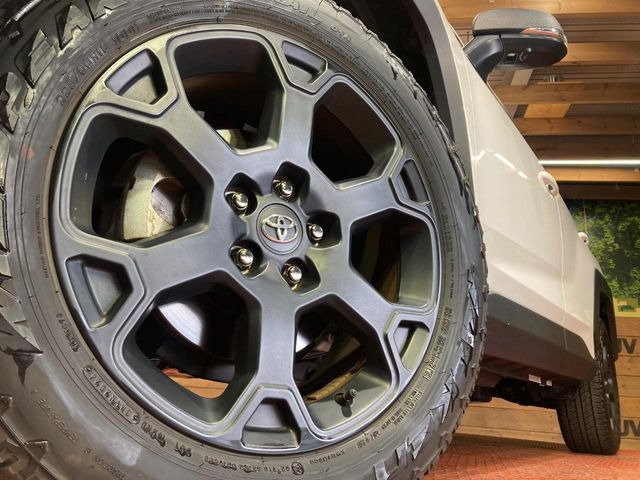 �y����18�C���`�A���~�z�C�[���z�O�ςɃ}�b�`���������A���~�z�C�[���𑕒����Ă���܂��B�e��ЊO�A���~�z�C�[����A�X�^�b�h���X�^�C�����戵�����Ă���܂��B���񂲑��k����������