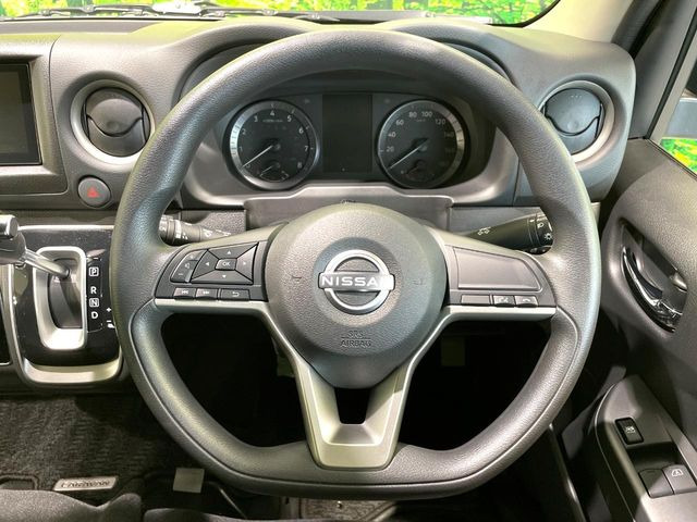 �C���e���A�ɍ��킹���f�U�C���̃X�e�A�����O�́A�^�]�������̂��Ƃ��l���A�^�]���₷���`��A�傫���ł��B�����x�A���ۂɐG���Ă��m���߂��������B