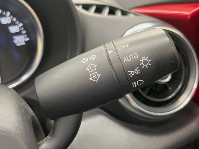 【オートライト】周りの明るさに応じて自動でヘッドライトの点灯・消灯ができる機能です!ライトの付け忘れ・消し忘れなどが無くなり、雨の日や夕方の走行も安心!トンネル通過時も便利ですね♪