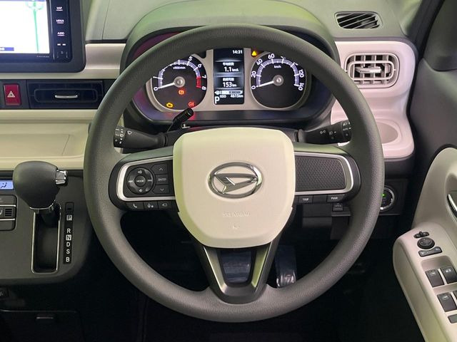 �C���e���A�ɍ��킹���f�U�C���̃X�e�A�����O�́A�^�]�������̂��Ƃ��l���A�^�]���₷���`��A�傫���ł��B�����x�A���ۂɐG���Ă��m���߂��������B