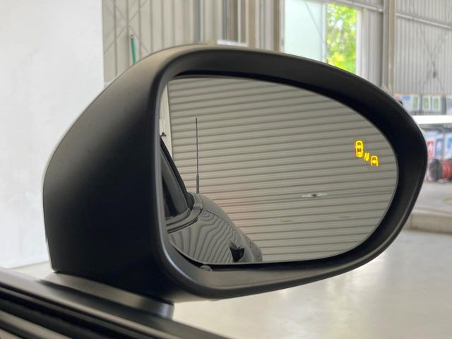 【ブラインドスポットモニタリング】走行中、ドアミラーの死角になりやすい箇所に後続車が接近するとサイドミラー付近に警告を表示、ドライバーに注意喚起をしてくれます。