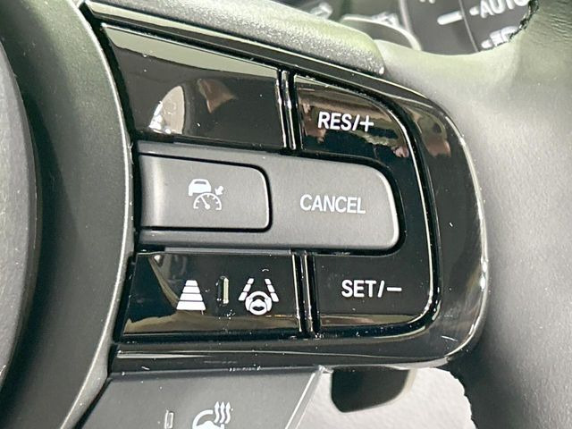 【アダプティブクルーズコントロール】高速道路での長距離走行が楽に!!自動で速度を保つクルーズコントロールが、衝突軽減システムと連携し、前方の車両を感知して車間を保つように速度調節してくれます!!