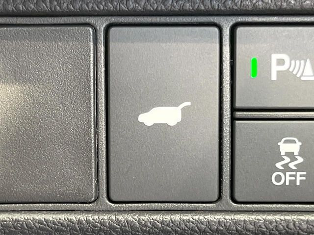 【パワーバックドア】スマートキーや運転席のボタンを押すだけでリアゲートが自動で開閉します!荷物を持っている時や、高い位置にあるバックドアを閉める際に便利な機能です♪