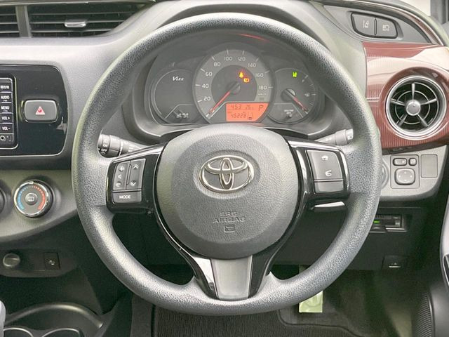 �C���e���A�ɍ��킹���f�U�C���̃X�e�A�����O�́A�^�]�������̂��Ƃ��l���A�^�]���₷���`��A�傫���ł��B�����x�A���ۂɐG���Ă��m���߂��������B
