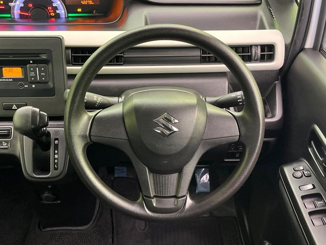 �C���e���A�ɍ��킹���f�U�C���̃X�e�A�����O�́A�^�]�������̂��Ƃ��l���A�^�]���₷���`��A�傫���ł��B�����x�A���ۂɐG���Ă��m���߂��������B