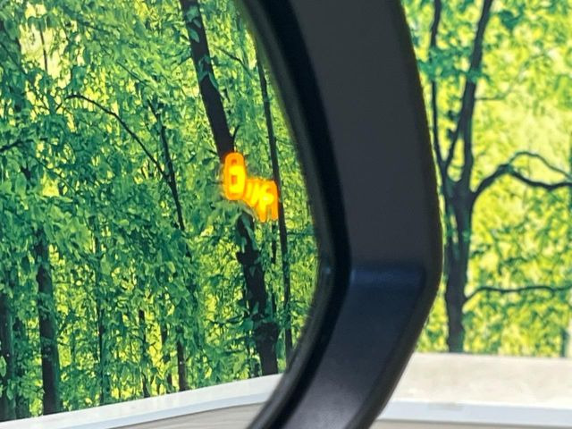 【ブラインドスポットモニター】走行中、ドアミラーの死角になりやすい箇所に後続車が接近するとサイドミラーのレンズに警告を表示!ドライバーに注意喚起をしてくれます。