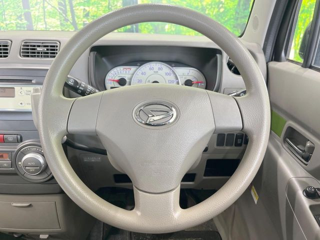 �C���e���A�ɍ��킹���f�U�C���̃X�e�A�����O�́A�^�]�������̂��Ƃ��l���A�^�]���₷���`��A�傫���ł��B�����x�A���ۂɐG���Ă��m���߂��������B