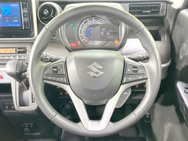 �C���e���A�ɍ��킹���f�U�C���̃X�e�A�����O�́A�^�]�������̂��Ƃ��l���A�^�]���₷���`��A�傫���ł��B�����x�A���ۂɐG���Ă��m���߂��������B