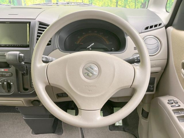 �C���e���A�ɍ��킹���f�U�C���̃X�e�A�����O�́A�^�]�������̂��Ƃ��l���A�^�]���₷���`��A�傫���ł��B�����x�A���ۂɐG���Ă��m���߂��������B