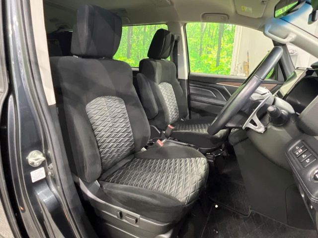 運転席シート廻りは使用感も少なく、良好な状態となっています。丁寧に使われていたことがよくわかりますね。