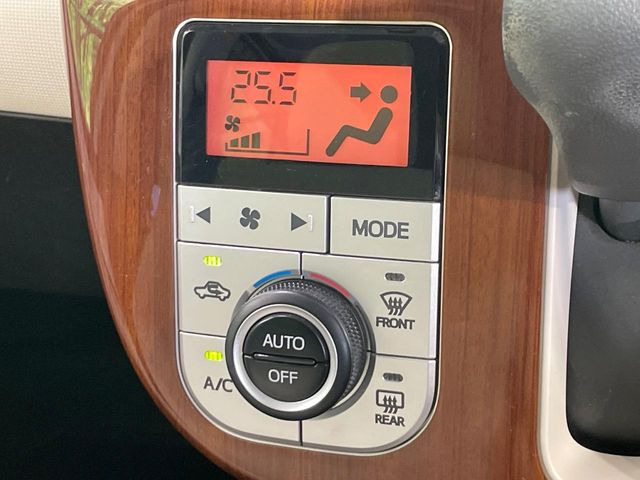 【オートエアコン】一度お好みの温度に設定すれば、車内の温度を検知し風量や温度を自動で調整。暑い&hellip;寒い&hellip;と何度もスイッチ操作をする必要はありません。快適な車内空間には必須の機能ですね♪