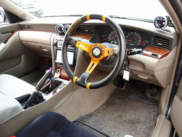 �������Y��Ƀ��[���N���[�j���O�ς݂ƂȂ�܂��B���΂��̌��ȏL����F���܂̏L����������܂���B����]�ɉ�����RECARO���Ȃǂ̃X�|�[�c�V�[�g�ɕύX���\�ł��B���C�y�ɂ����k�������܂�