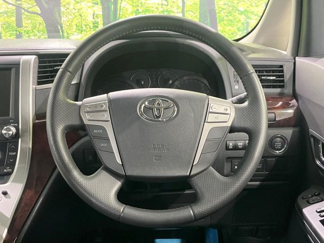 �C���e���A�ɍ��킹���f�U�C���̃X�e�A�����O�́A�^�]�������̂��Ƃ��l���A�^�]���₷���`��A�傫���ł��B�����x�A���ۂɐG���Ă��m���߂��������B