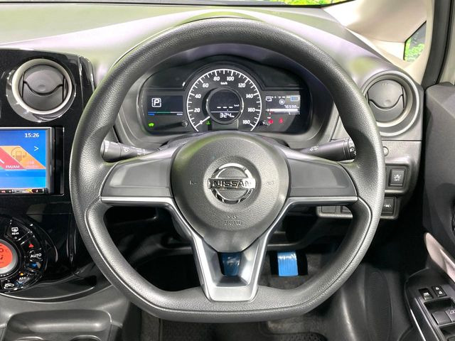 �C���e���A�ɍ��킹���f�U�C���̃X�e�A�����O�́A�^�]�������̂��Ƃ��l���A�^�]���₷���`��A�傫���ł��B�����x�A���ۂɐG���Ă��m���߂��������B