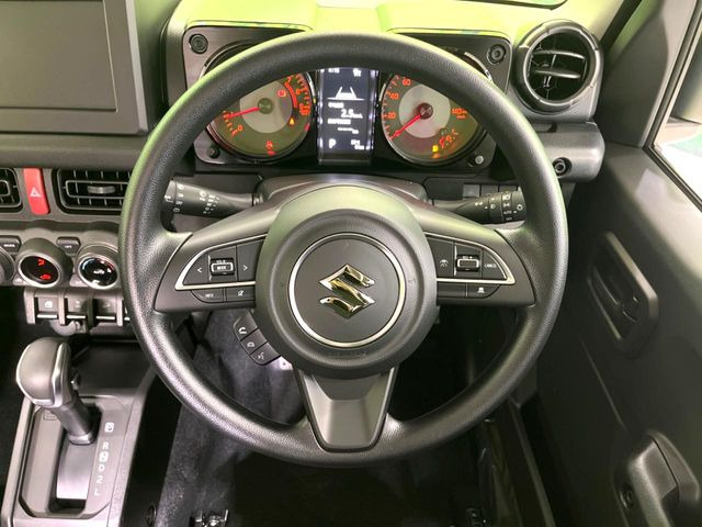 �C���e���A�ɍ��킹���f�U�C���̃X�e�A�����O�́A�^�]�������̂��Ƃ��l���A�^�]���₷���`��A�傫���ł��B�����x�A���ۂɐG���Ă��m���߂��������B