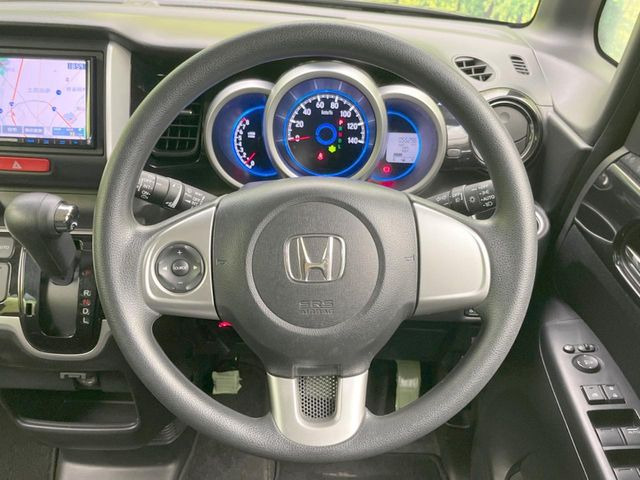 �C���e���A�ɍ��킹���f�U�C���̃X�e�A�����O�́A�^�]�������̂��Ƃ��l���A�^�]���₷���`��A�傫���ł��B�����x�A���ۂɐG���Ă��m���߂��������B