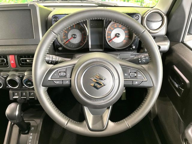 �C���e���A�ɍ��킹���f�U�C���̃X�e�A�����O�́A�^�]�������̂��Ƃ��l���A�^�]���₷���`��A�傫���ł��B�����x�A���ۂɐG���Ă��m���߂��������B
