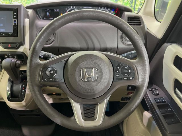�C���e���A�ɍ��킹���f�U�C���̃X�e�A�����O�́A�^�]�������̂��Ƃ��l���A�^�]���₷���`��A�傫���ł��B�����x�A���ۂɐG���Ă��m���߂��������B