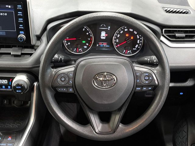 インテリアに合わせたデザインのステアリングは、運転される方のことも考え、運転しやすい形状、大きさです。是非一度、実際に触ってお確かめください。