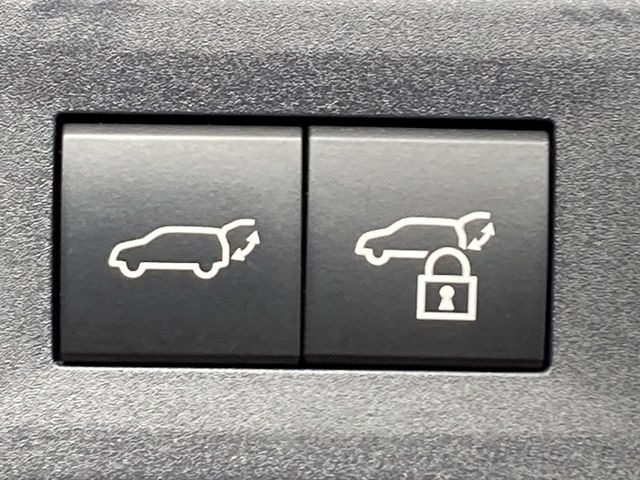 【パワーバックドア】スマートキーや運転席のボタンを押すだけでリアゲートが自動で開閉します!荷物を持っている時や、高い位置にあるバックドアを閉める際に便利な機能です♪