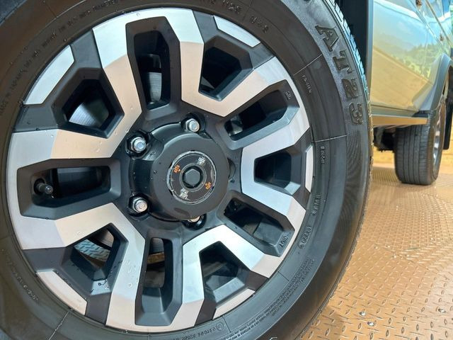 �y����16�C���`�A���~�z�C�[���z�O�ςɃ}�b�`���������A���~�z�C�[���𑕒����Ă���܂��B�e��ЊO�A���~�z�C�[����A�X�^�b�h���X�^�C�����戵�����Ă���܂��B���񂲑��k����������