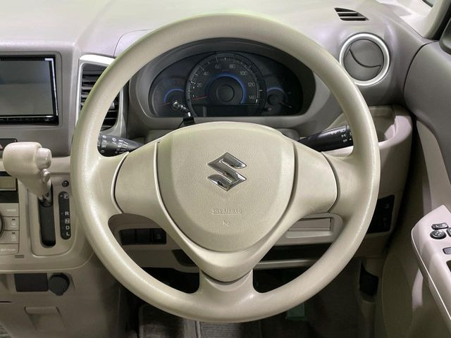 �C���e���A�ɍ��킹���f�U�C���̃X�e�A�����O�́A�^�]�������̂��Ƃ��l���A�^�]���₷���`��A�傫���ł��B�����x�A���ۂɐG���Ă��m���߂��������B