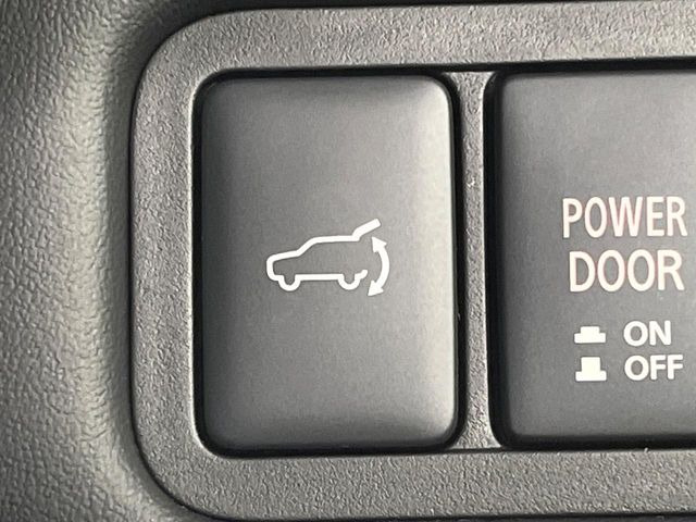 【パワーバックドア】スマートキーや運転席のボタンを押すだけでリアゲートが自動で開閉します!荷物を持っている時や、高い位置にあるバックドアを閉める際に便利な機能です♪