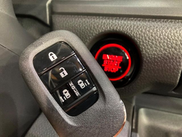 �yHonda�X�}�[�g�L�[�z�J�o����|�P�b�g�ɓ��ꂽ�܂܂ł��h�A�̎{���E�������\�ȃX�}�[�g�L�[�𑕔��B�G���W���̃I���E�I�t�����J�M�����o���K�v����������Ƃ��Ă��֗��ł���