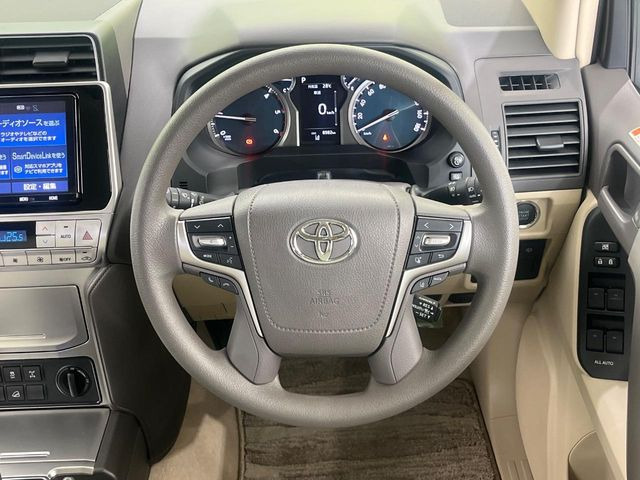�C���e���A�ɍ��킹���f�U�C���̃X�e�A�����O�́A�^�]�������̂��Ƃ��l���A�^�]���₷���`��A�傫���ł��B�����x�A���ۂɐG���Ă��m���߂��������B