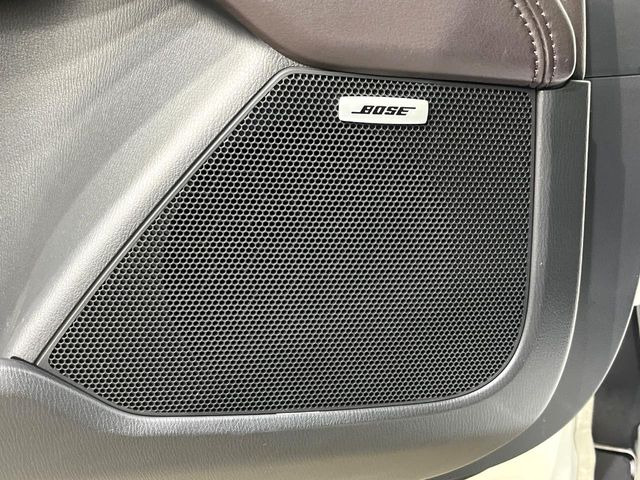 【BOSEサウンドシステム】メーカーオプションの高品位サウンドシステムを搭載。専用のチューニングが施された大小様々なスピーカーから良質なサウンドが奏でられ、臨場感あふれる音響空間を演出します。