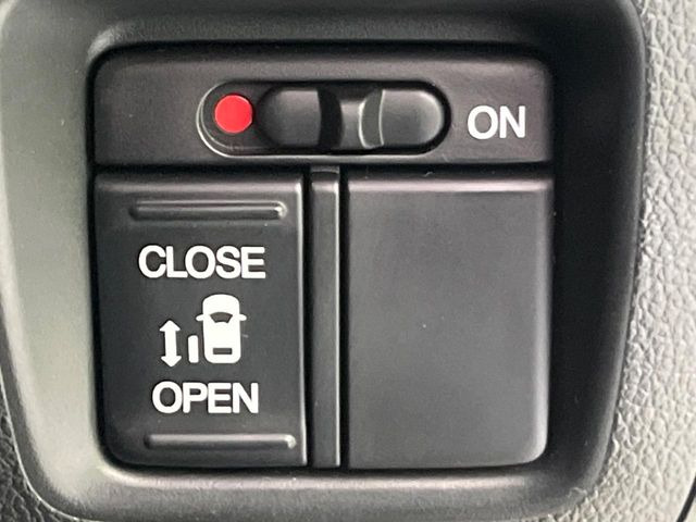 【パワースライドドア】スマートキーや運転席のスイッチでスライドドアの開閉が可能♪電動だから力を入れてドアを開ける必要が無く、小さいお子様でも、重い荷物を持っている時もラクに開け閉めできます♪