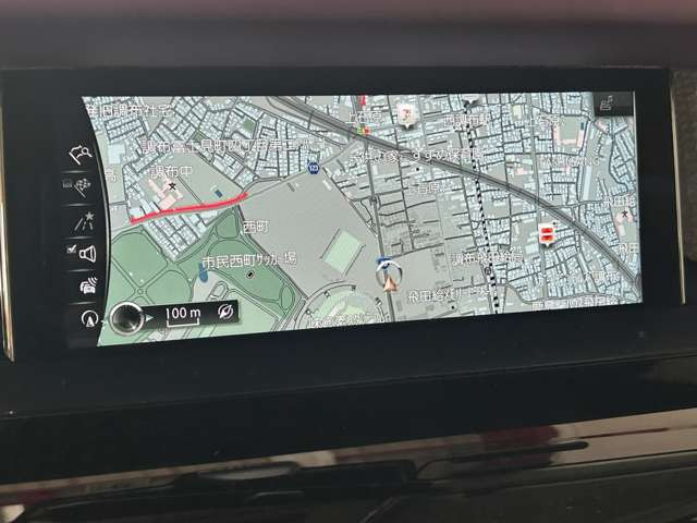 :Apple CarPlay��Android Auto�ɂ��Ή����Ă���A���i�X�}�[�g�t�H���Ŏg���Ă���}�b�v�≹�y�A�v�������̂܂܃t�@���g���̑��ʂɃ��C�����X�ŉf���o�����Ƃ��ł��܂��B