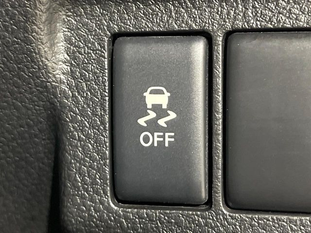 【横滑り防止装置】車両の横滑りを感知すると、自動的に車両の進行方向を保つように車両を制御します。雨の日など滑りやすい路面状況でも安全な運転が可能です。