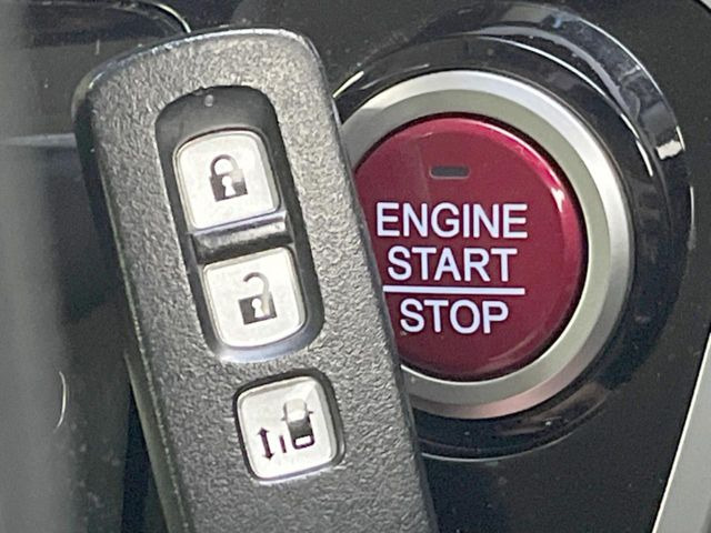 �yHonda�X�}�[�g�L�[�z�J�o����|�P�b�g�ɓ��ꂽ�܂܂ł��h�A�̎{���E�������\�ȃX�}�[�g�L�[�𑕔��B�G���W���̃I���E�I�t�����J�M�����o���K�v����������Ƃ��Ă��֗��ł���x