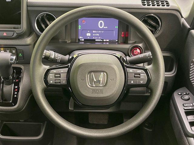�C���e���A�ɍ��킹���f�U�C���̃X�e�A�����O�́A�^�]�������̂��Ƃ��l���A�^�]���₷���`��A�傫���ł��B�����x�A���ۂɐG���Ă��m���߂��������B
