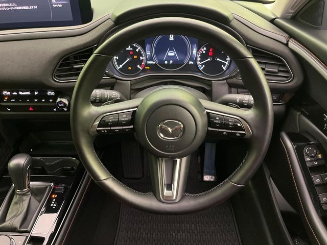 �C���e���A�ɍ��킹���f�U�C���̃X�e�A�����O�́A�^�]�������̂��Ƃ��l���A�^�]���₷���`��A�傫���ł��B�����x�A���ۂɐG���Ă��m���߂��������B
