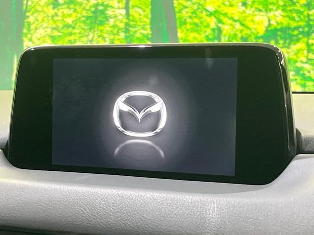 【マツダコネクト】車内の雰囲気にマッチした大型のディスプレイ。スマホ接続でのナビ使用やBluetooth再生等、様々な機能が楽しめます。直感的なダイヤル操作が可能で、使い勝手も良好です。
