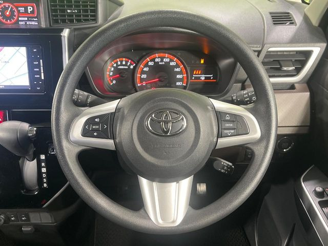�C���e���A�ɍ��킹���f�U�C���̃X�e�A�����O�́A�^�]�������̂��Ƃ��l���A�^�]���₷���`��A�傫���ł��B�����x�A���ۂɐG���Ă��m���߂��������B
