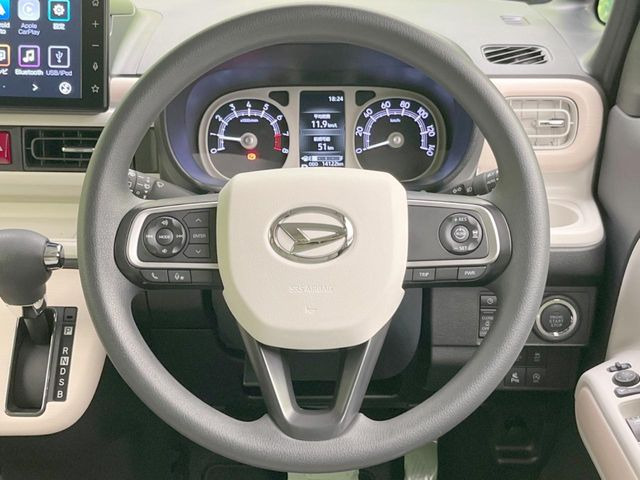 インテリアに合わせたデザインのステアリングは、運転される方のことも考え、運転しやすい形状、大きさです。是非一度、実際に触ってお確かめください。