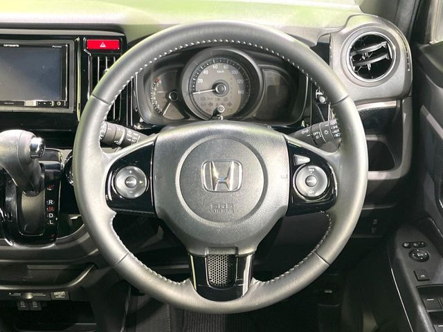 �C���e���A�ɍ��킹���f�U�C���̃X�e�A�����O�́A�^�]�������̂��Ƃ��l���A�^�]���₷���`��A�傫���ł��B�����x�A���ۂɐG���Ă��m���߂��������B
